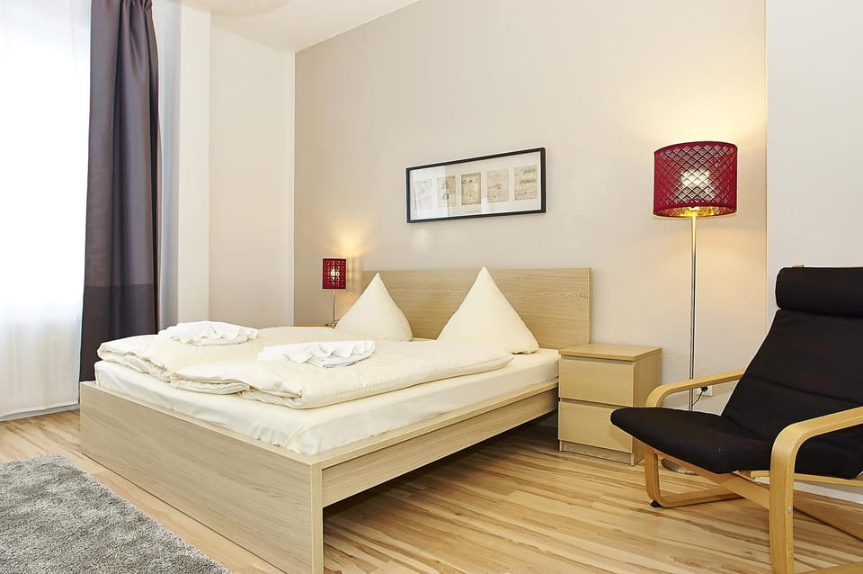 Bed, Seating area, Bedroom