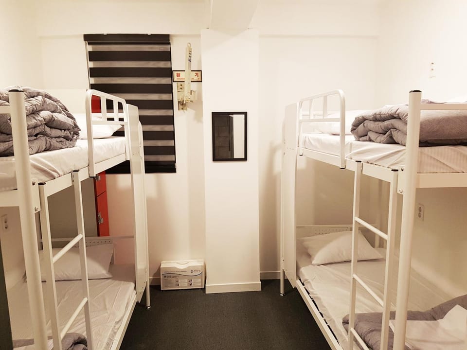 Bedroom, bunk bed