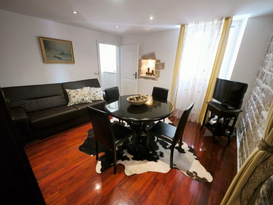 TV and multimedia, Living room, Other, Decorative detail, Seating area, Area and facilities