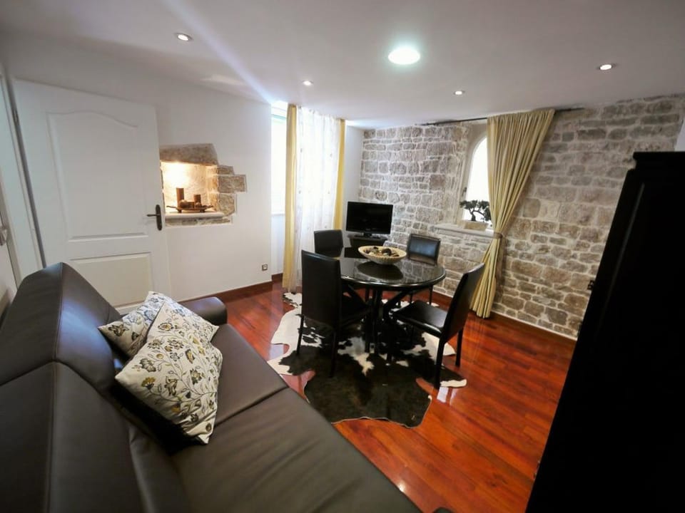 TV and multimedia, Living room, Seating area, Area and facilities