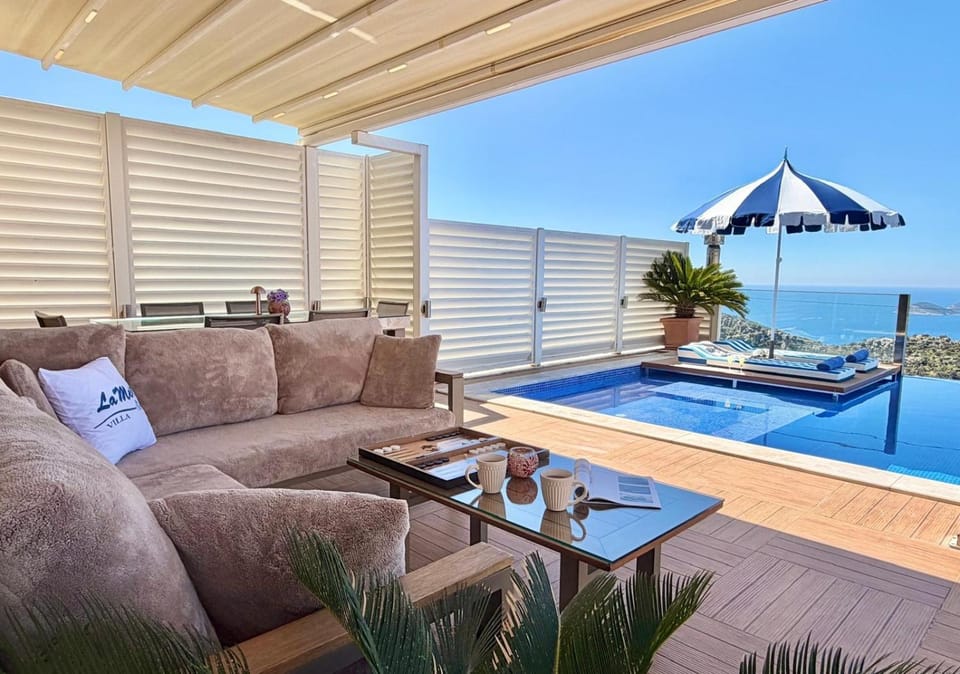 View (from property/room), Balcony/Terrace, Seating area, Sea view, Swimming pool