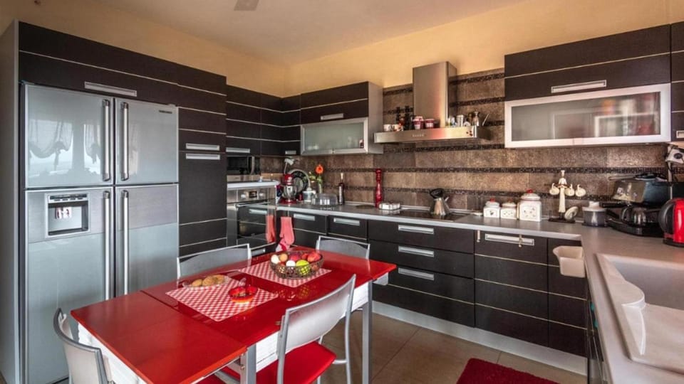 Kitchen or kitchenette, Living room