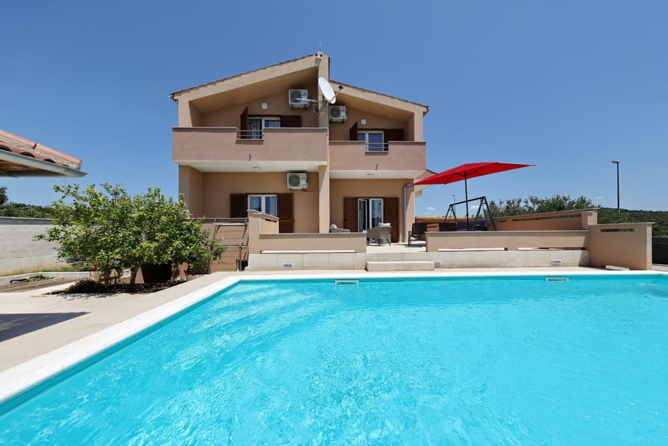 Property building, Facade/entrance, Off site