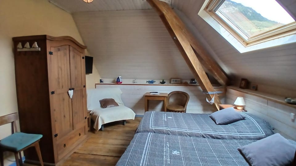 Photo of the whole room, Bedroom