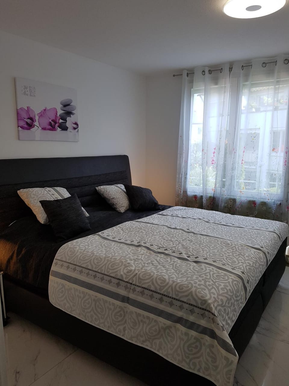 Property building, Bed, Day, Bedroom, Area and facilities
