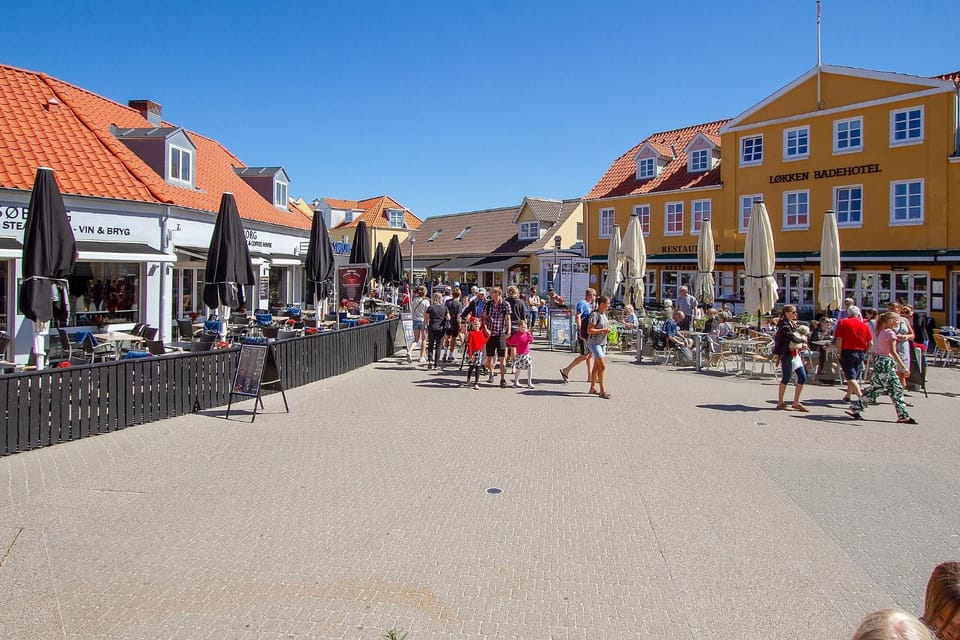 Restaurant/places to eat, Neighbourhood, Shopping Area