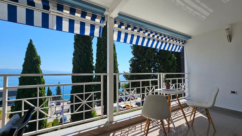 View (from property/room), Balcony/Terrace, Dining area, Sea view