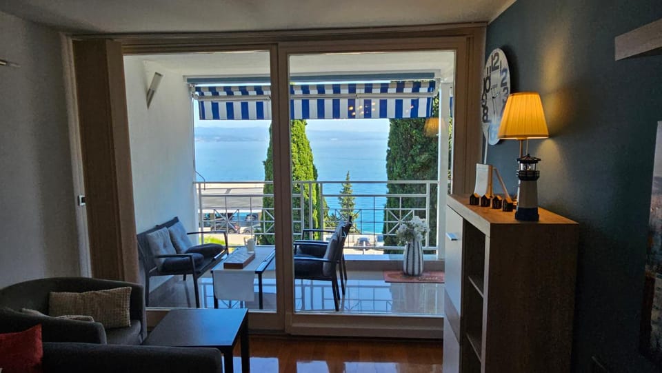 View (from property/room), Balcony/Terrace, Living room