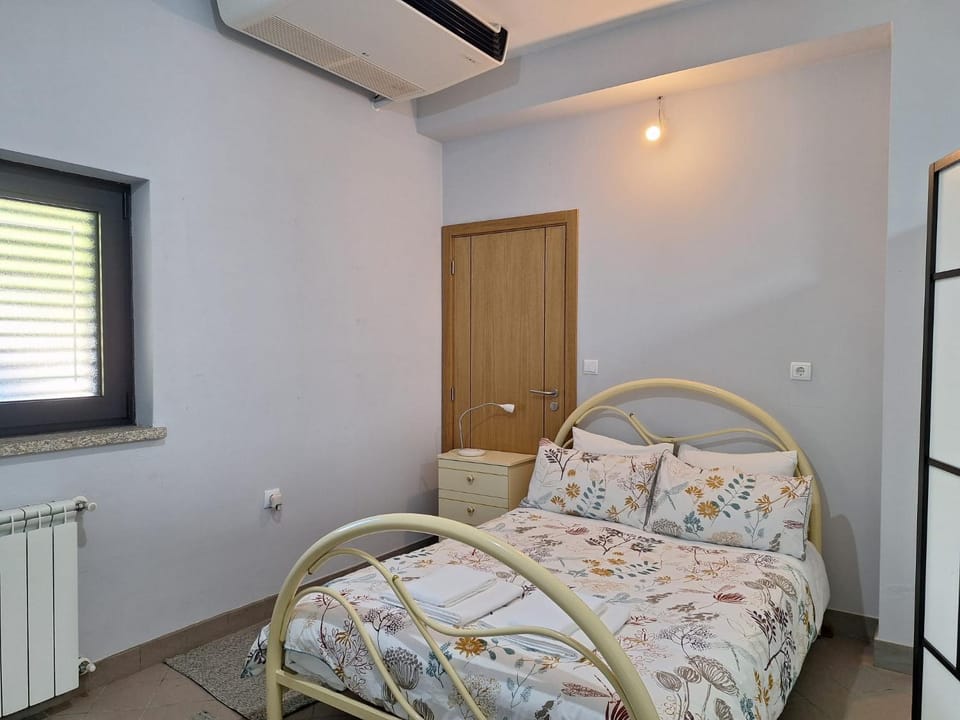 Bed, Photo of the whole room, Bedroom, air conditioner, Internal: Not applicable to any particular room