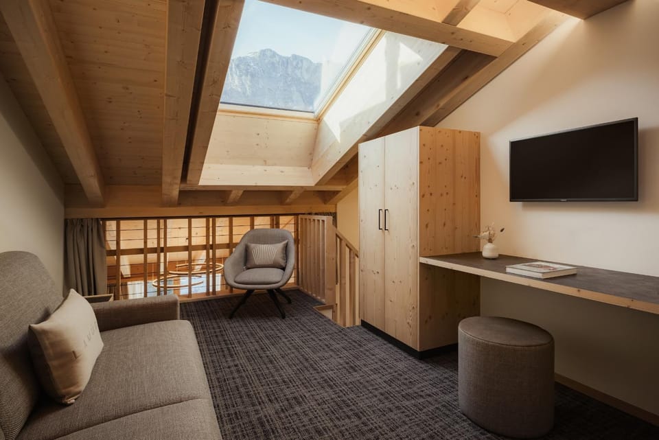 Bed, TV and multimedia, Living room, Photo of the whole room, Seating area, Bedroom