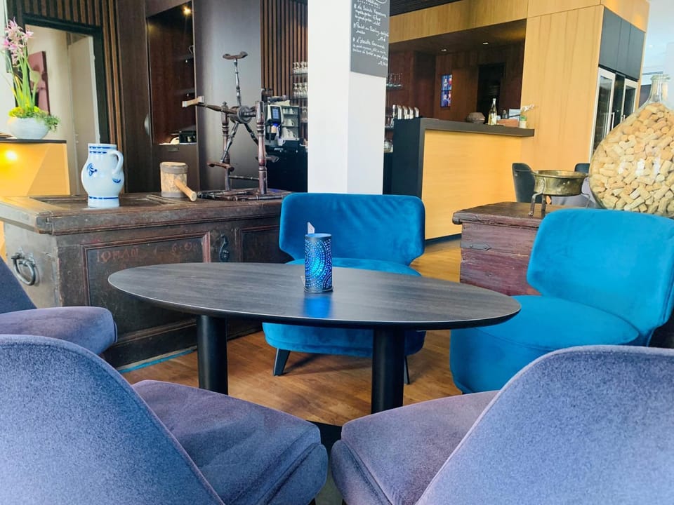 Lounge or bar, Lounge or bar