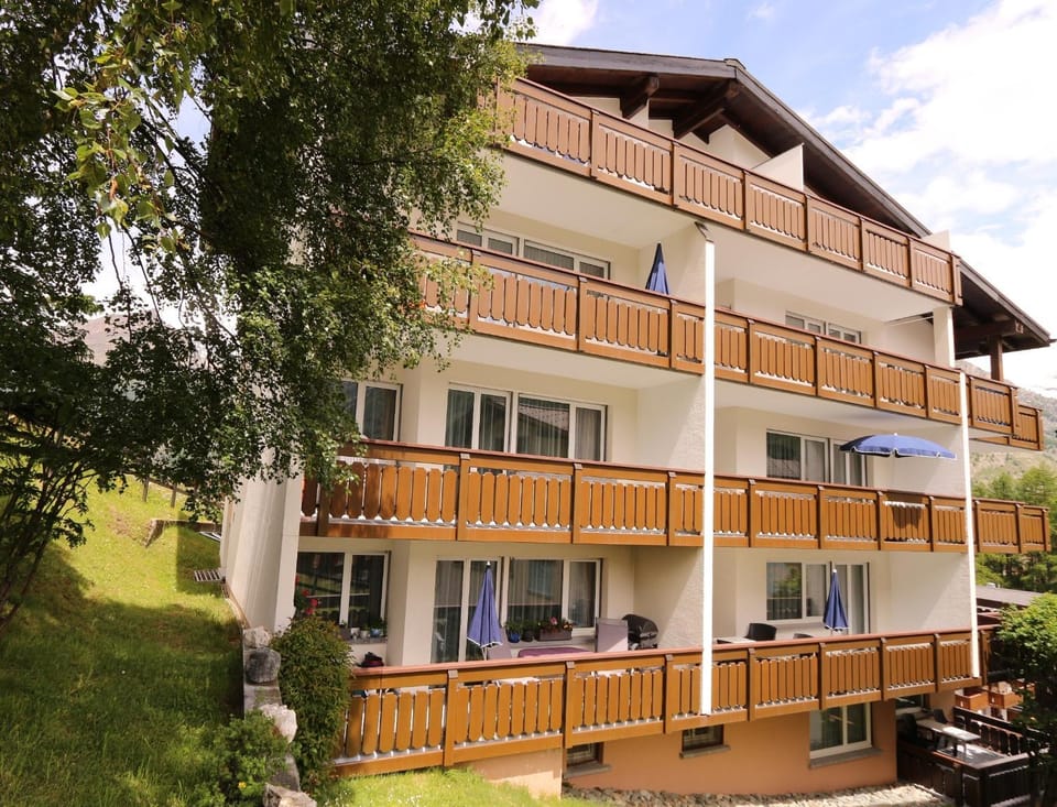 Property building, Day, Balcony/Terrace