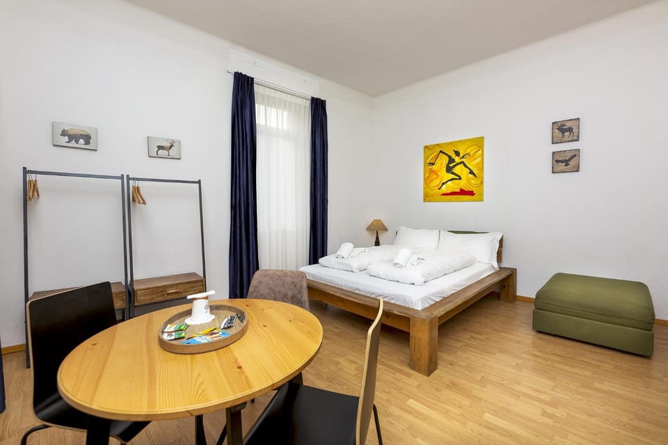 Bed, Photo of the whole room, Dining area, Bedroom