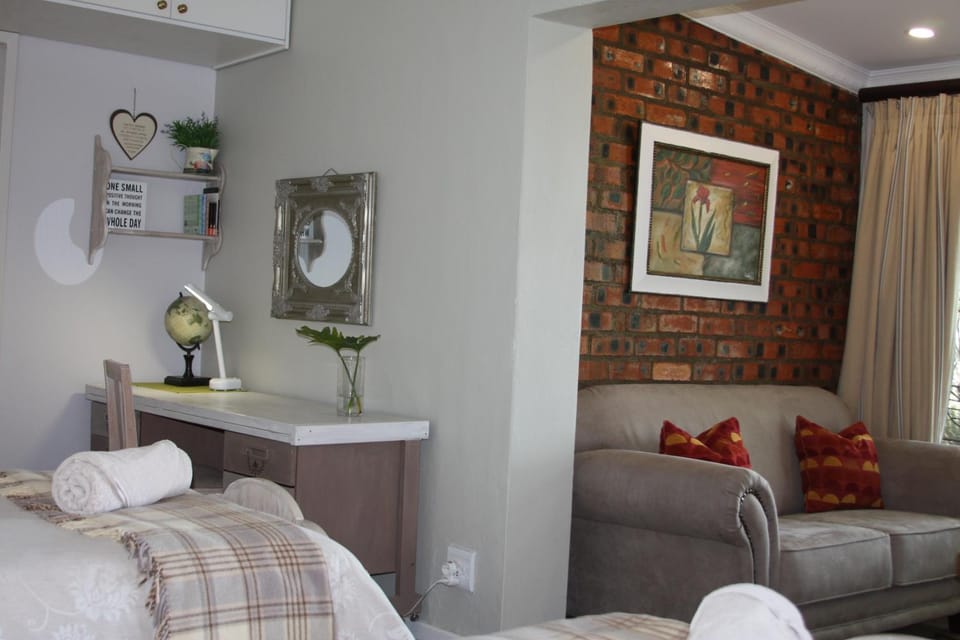Photo of the whole room, Seating area