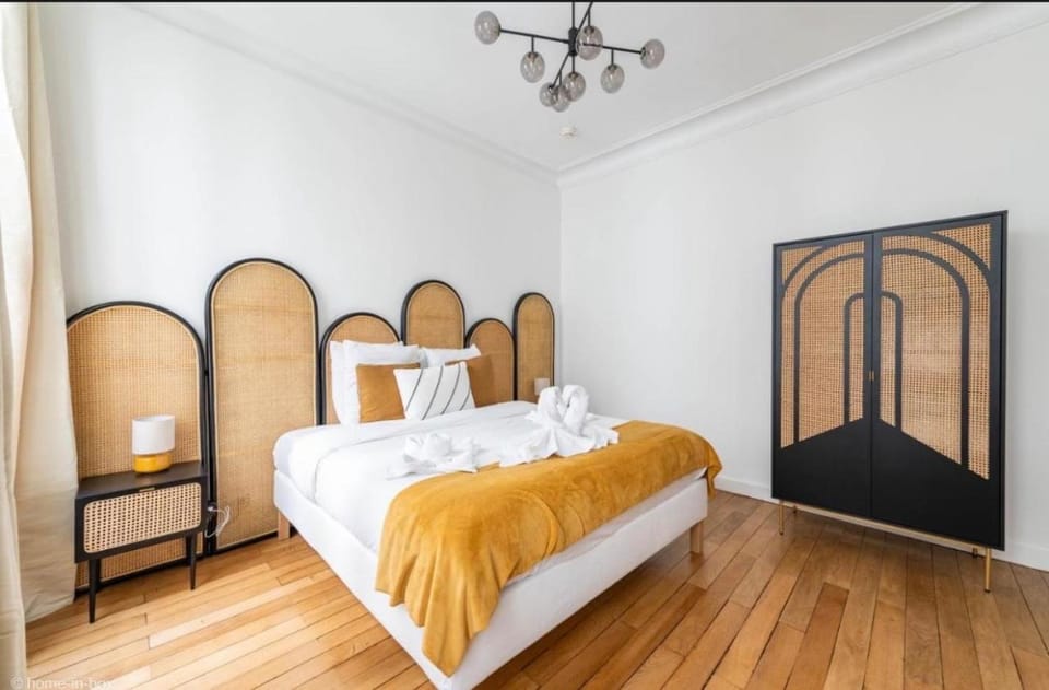 Photo of the whole room, wardrobe