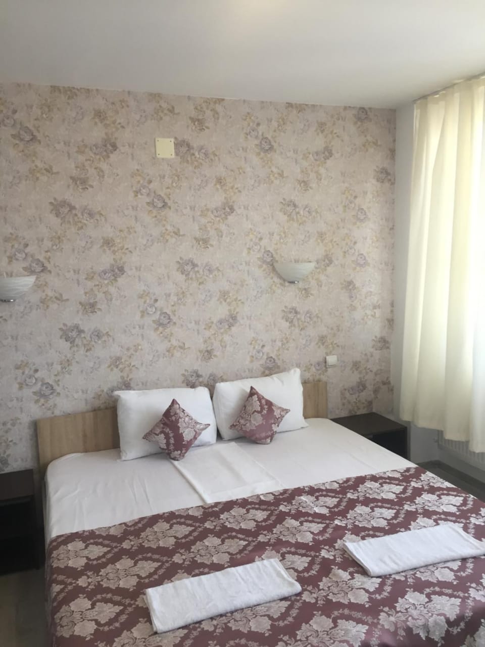 Bed, Photo of the whole room, towels