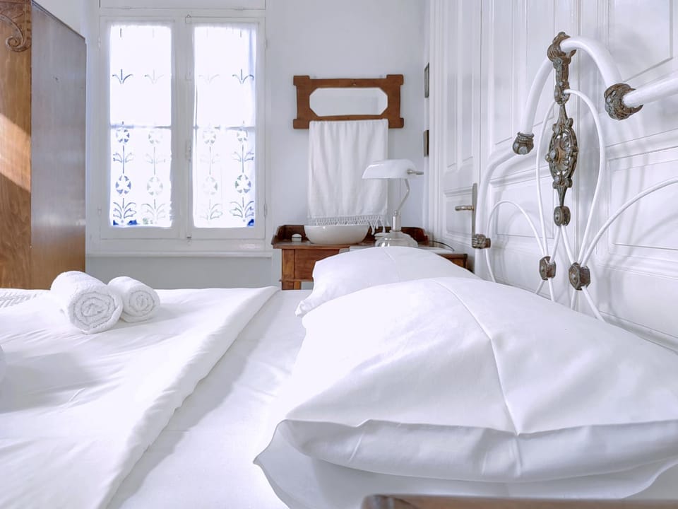 Bed, Decorative detail, Bedroom, towels
