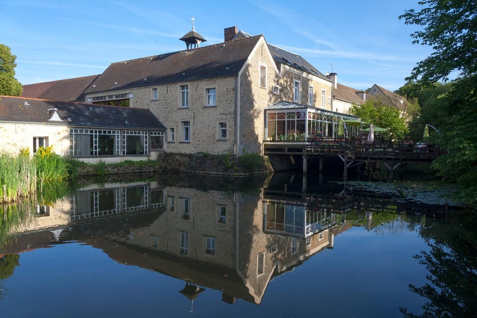 Property building, Natural landscape, Balcony/Terrace, River view