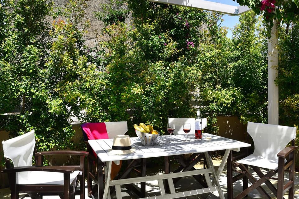 Property building, Patio, Balcony/Terrace, Balcony/Terrace
