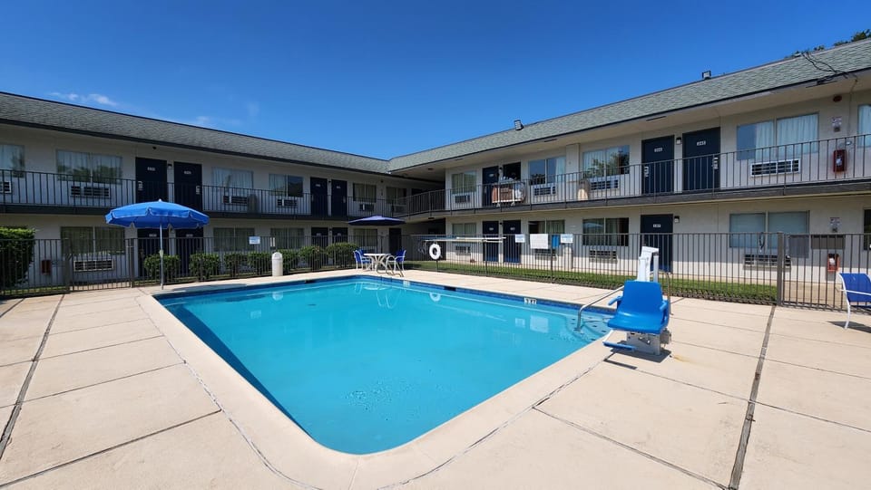 Property building, Day, Pool view, Swimming pool, sunbed