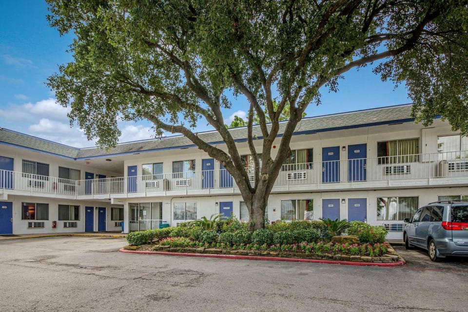 Property building, Day, On site, Parking