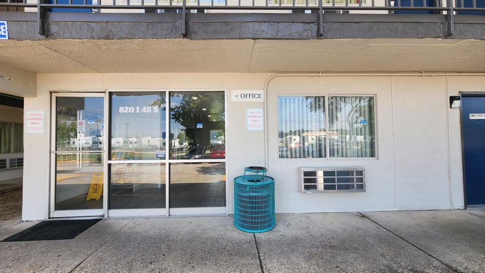 Property building, Facade/entrance, Day