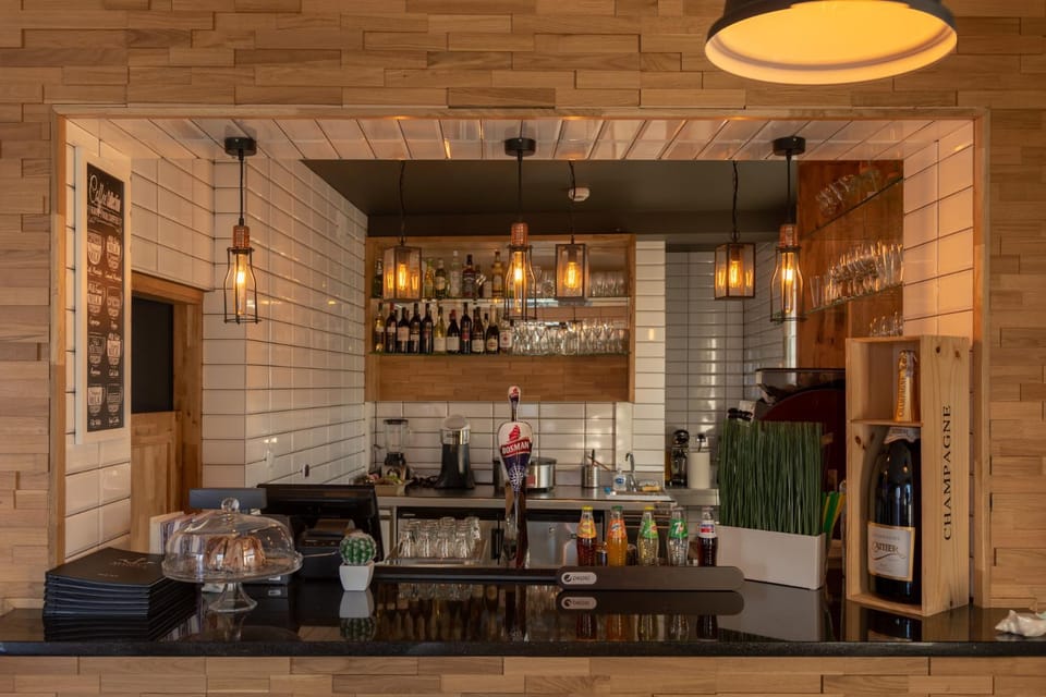 Restaurant/places to eat, Drinks, Alcoholic drinks, Non alcoholic drinks