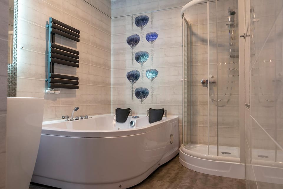 Shower, Hot Tub, Bathroom