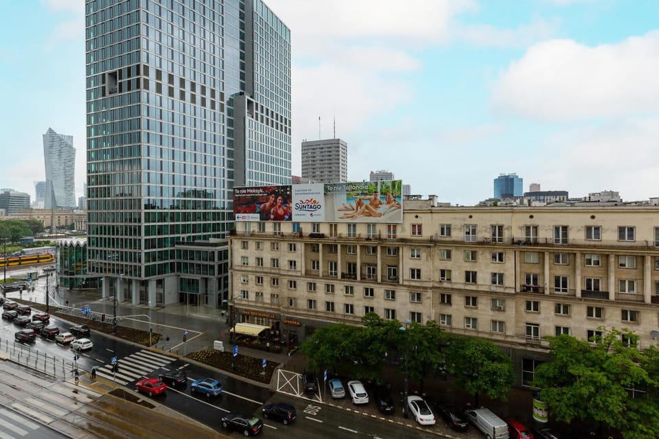 Property building, Nearby landmark, Neighbourhood, City view, Street view
