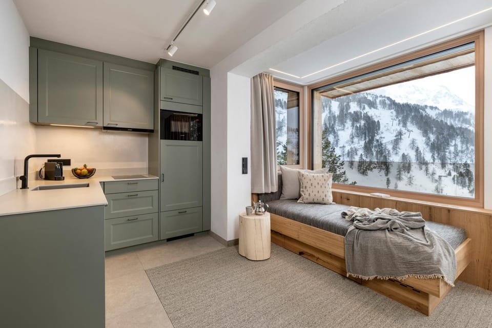 View (from property/room), Kitchen or kitchenette, Living room, Mountain view