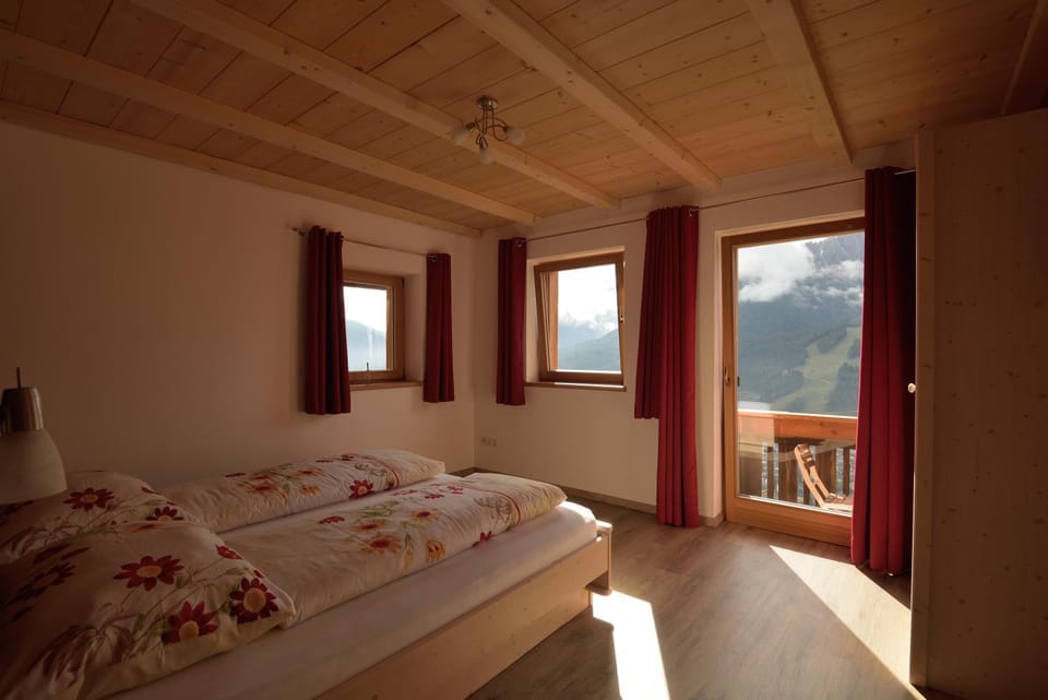 Photo of the whole room, Decorative detail, On site, Mountain view, Mountain view, Family, Family
