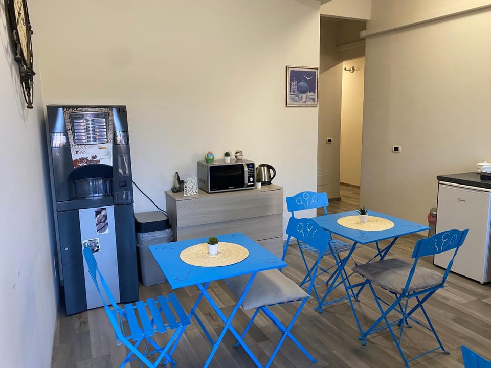 Kitchen or kitchenette, Communal kitchen, vending machine, kitchen