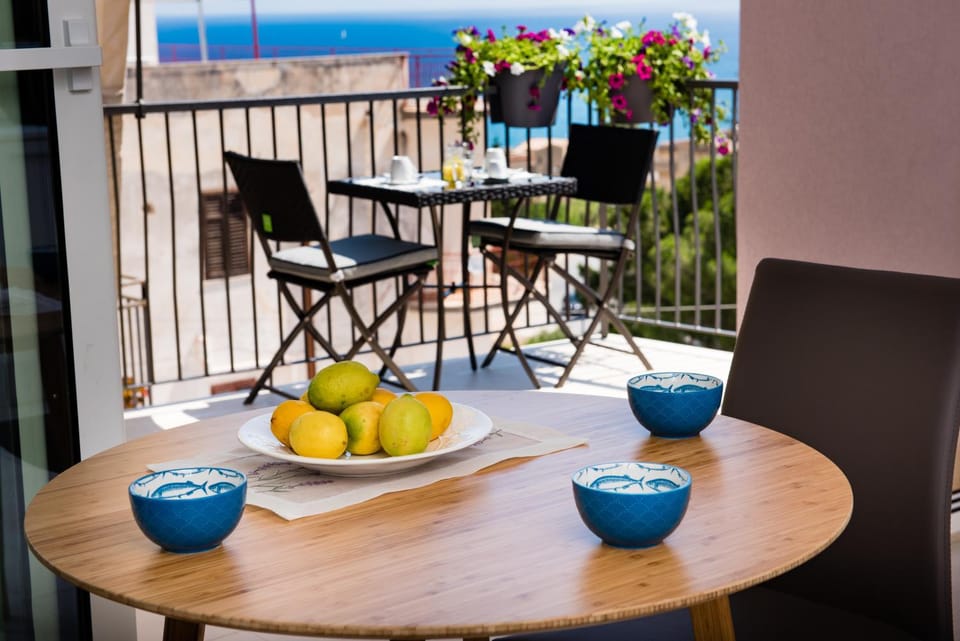 View (from property/room), Lounge or bar, Food and drinks, Seating area, Dining area