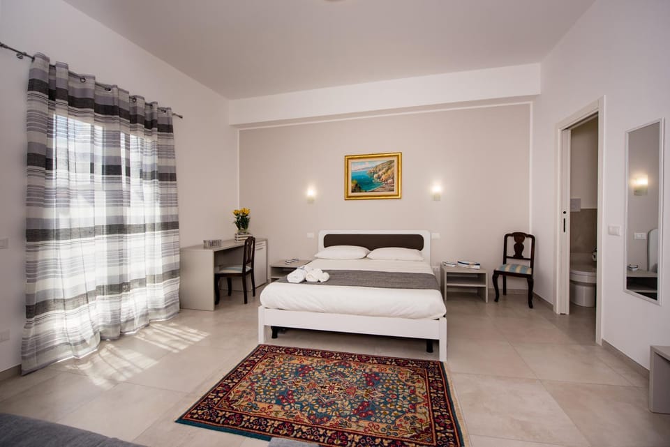 Shower, Toilet, Bed, Bathroom, Balcony/Terrace, Bedroom, Sea view