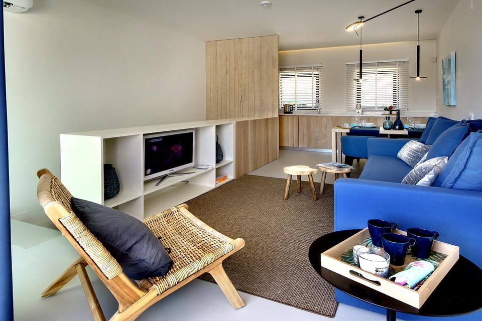 Bed, TV and multimedia, Living room, Area and facilities