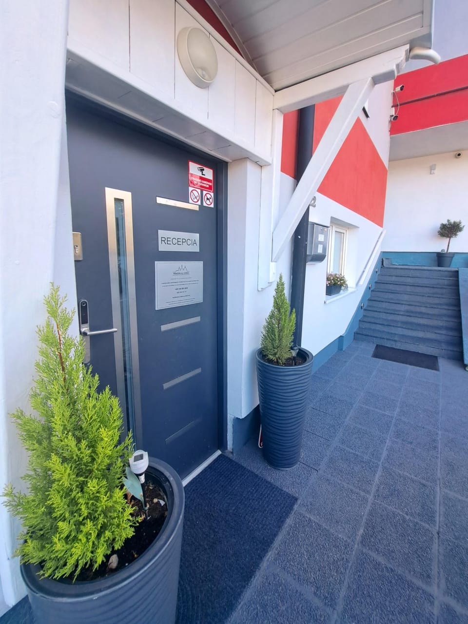 Property building, Facade/entrance, Bed, Off site, Day, Neighbourhood, Other, Other, Decorative detail
