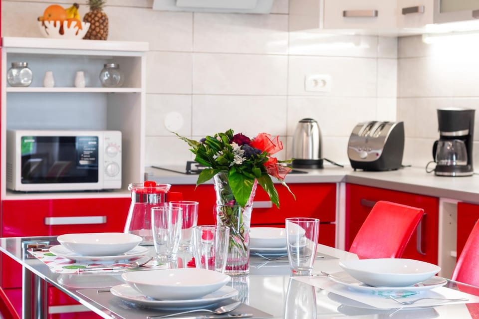 Kitchen or kitchenette, Food and drinks