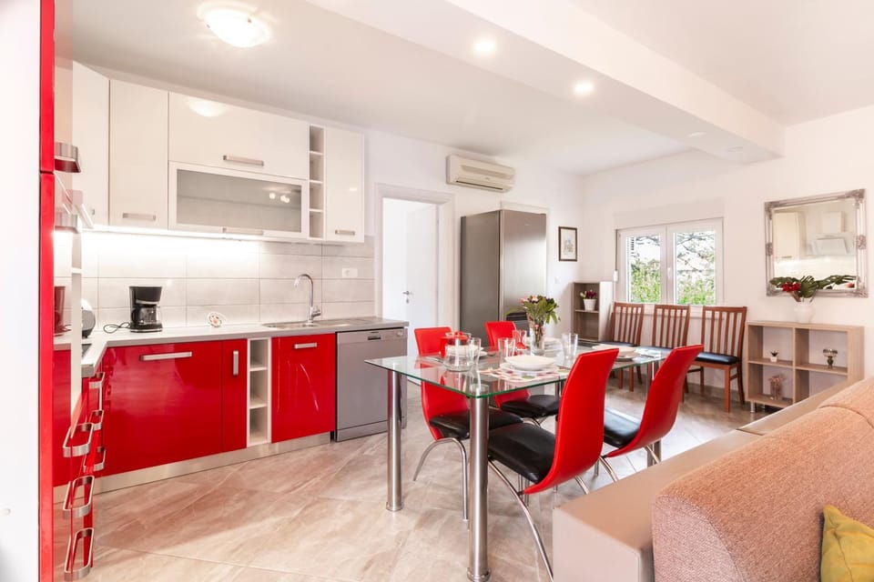 Day, Kitchen or kitchenette