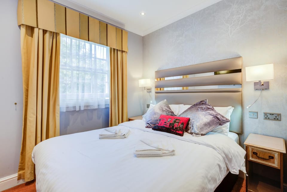 Bedroom, towels