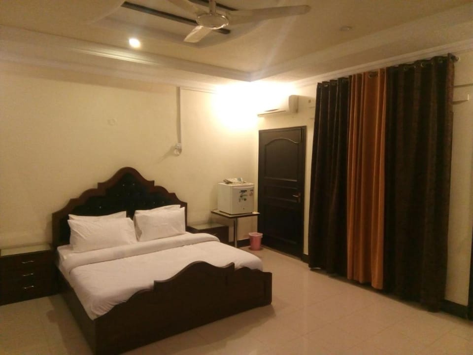 Bed, Photo of the whole room, Bedroom, fireplace, wardrobe, air conditioner