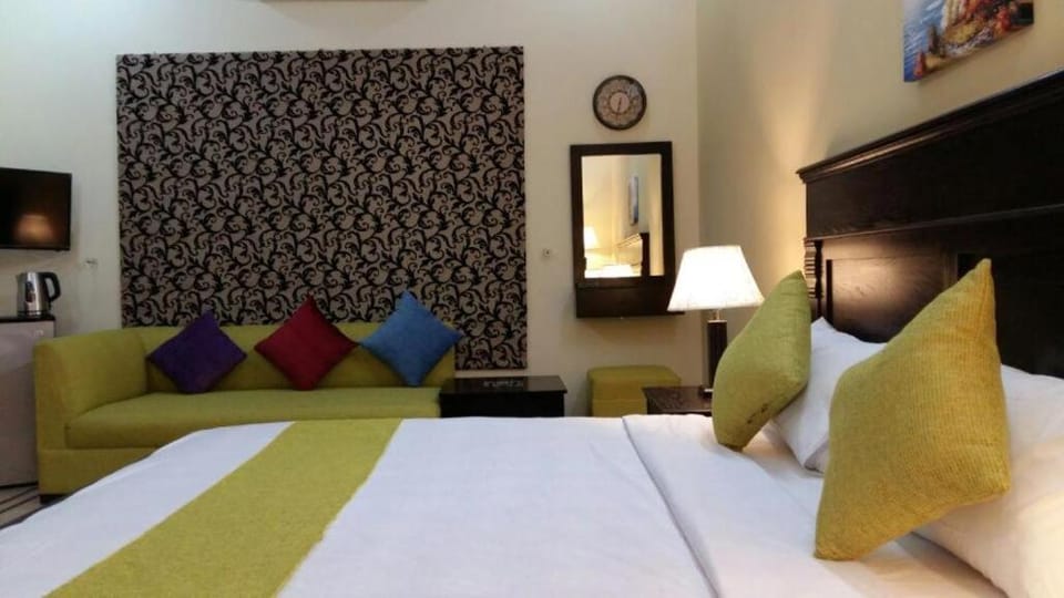 Bed, Living room, Photo of the whole room, Seating area, Bedroom