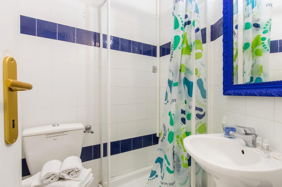 Shower, Toilet, Bathroom, towels