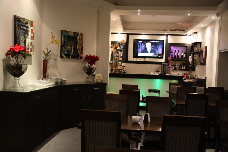 Restaurant/places to eat, Lounge or bar