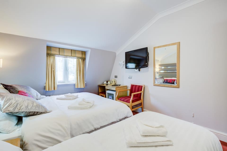 Bed, TV and multimedia, Photo of the whole room, Bedroom, towels