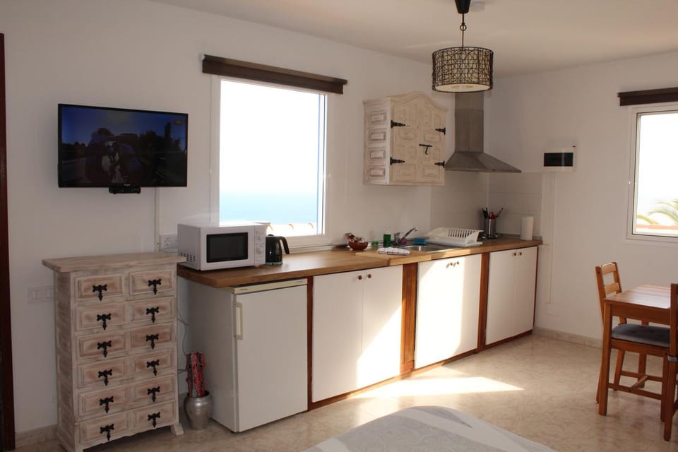 TV and multimedia, Kitchen or kitchenette, Dining area, minibar