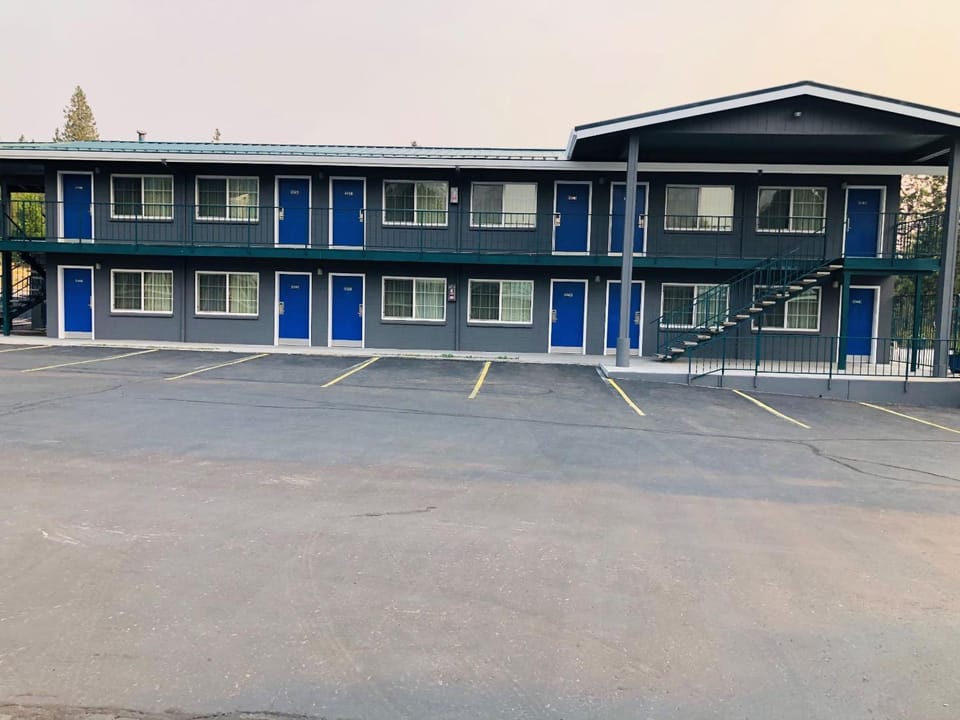 Pine Needles Inn Motel in Mount Shasta