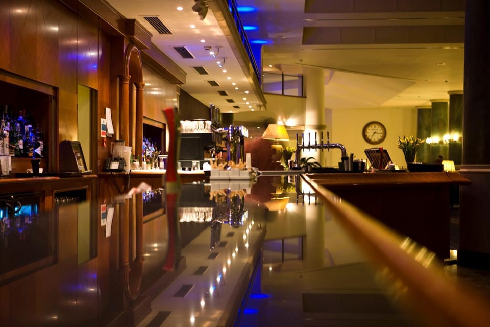 Restaurant/places to eat, Lounge or bar, Alcoholic drinks, Non alcoholic drinks