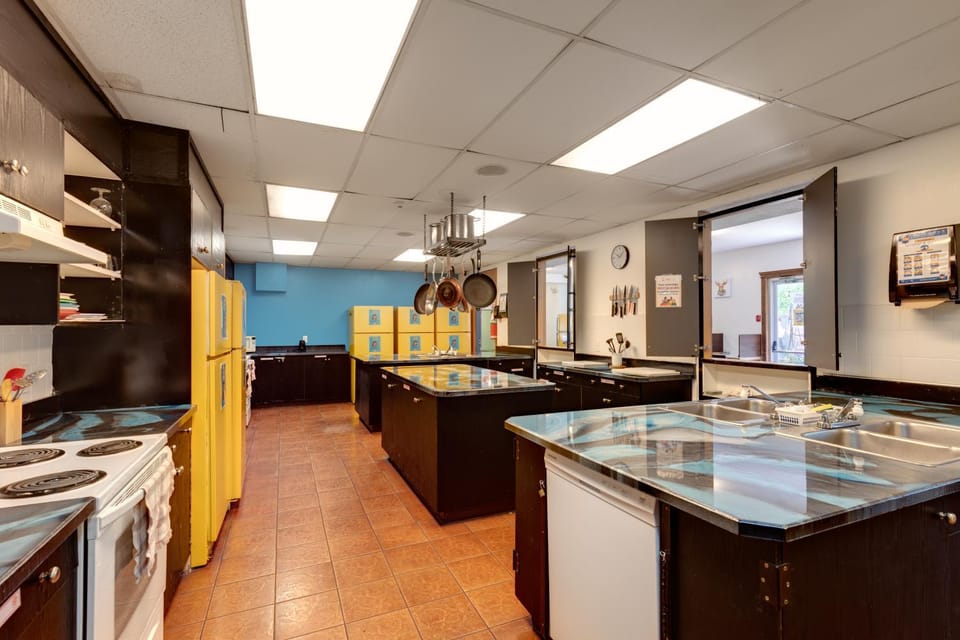 Communal kitchen, pet friendly, stove