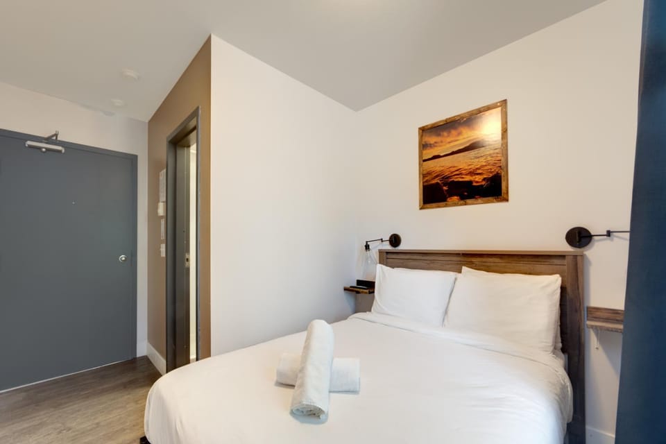 Shower, Bed, Bathroom, TV and multimedia, Photo of the whole room, Bedroom