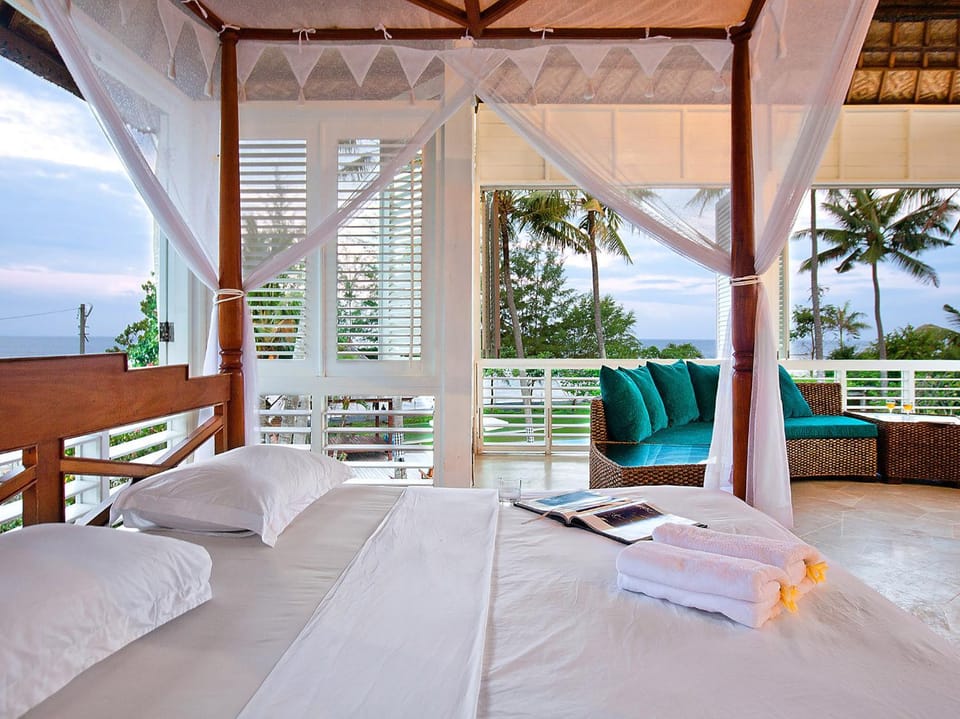 Bed, Seating area, Bedroom